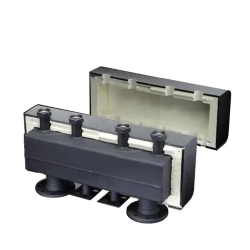 Oventrop hydraulische Weiche mit zwei Anschlussmöglichkeiten und integrierter Wärmedämmung, bestehend aus einem schwarz-grauen Gehäuse und einer offenen Innenseite.